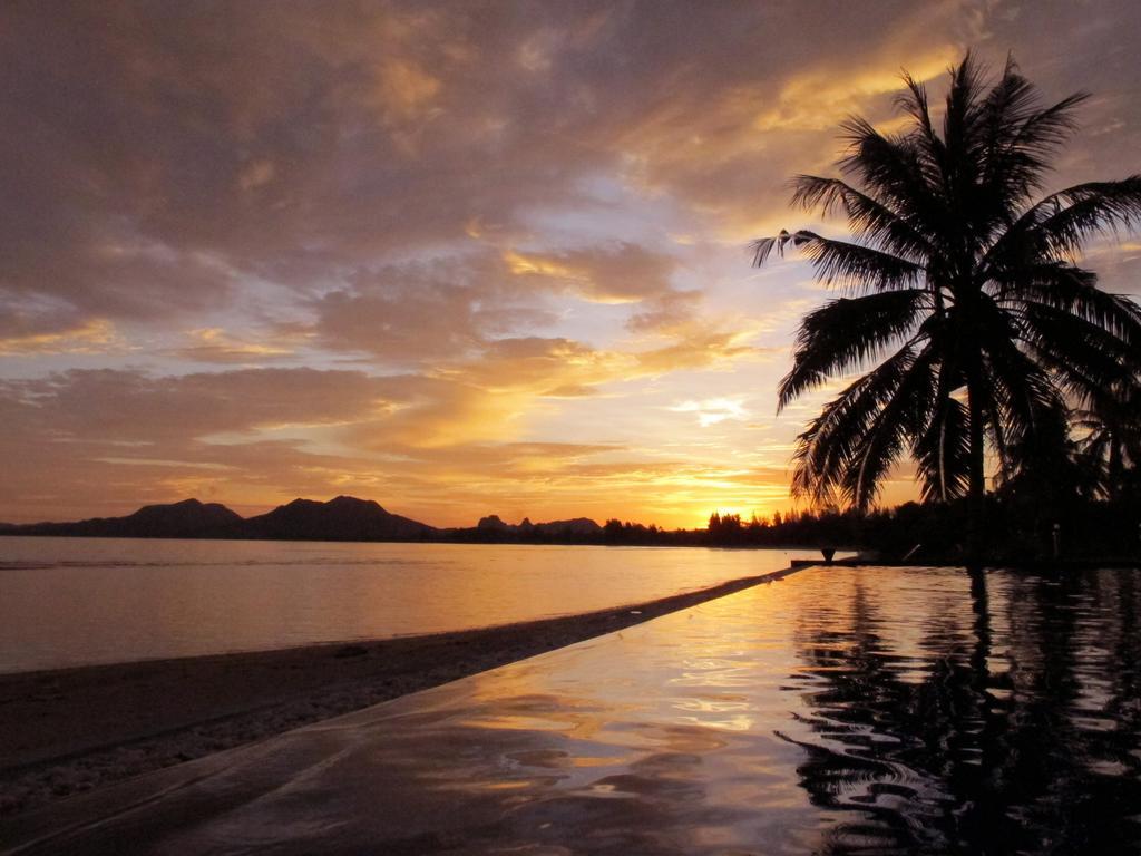 Sara Beachfront Boutique Resort Pathiu Exterior photo