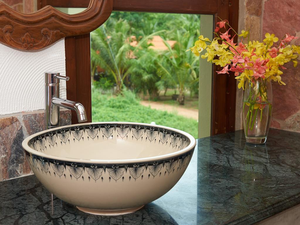 Sara Beachfront Boutique Resort Pathiu Room photo