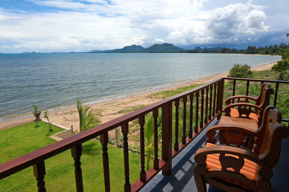 Sara Beachfront Boutique Resort Pathiu Exterior photo
